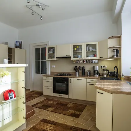 Homestay Luxury Air-conditioned In Old Town Bratislava